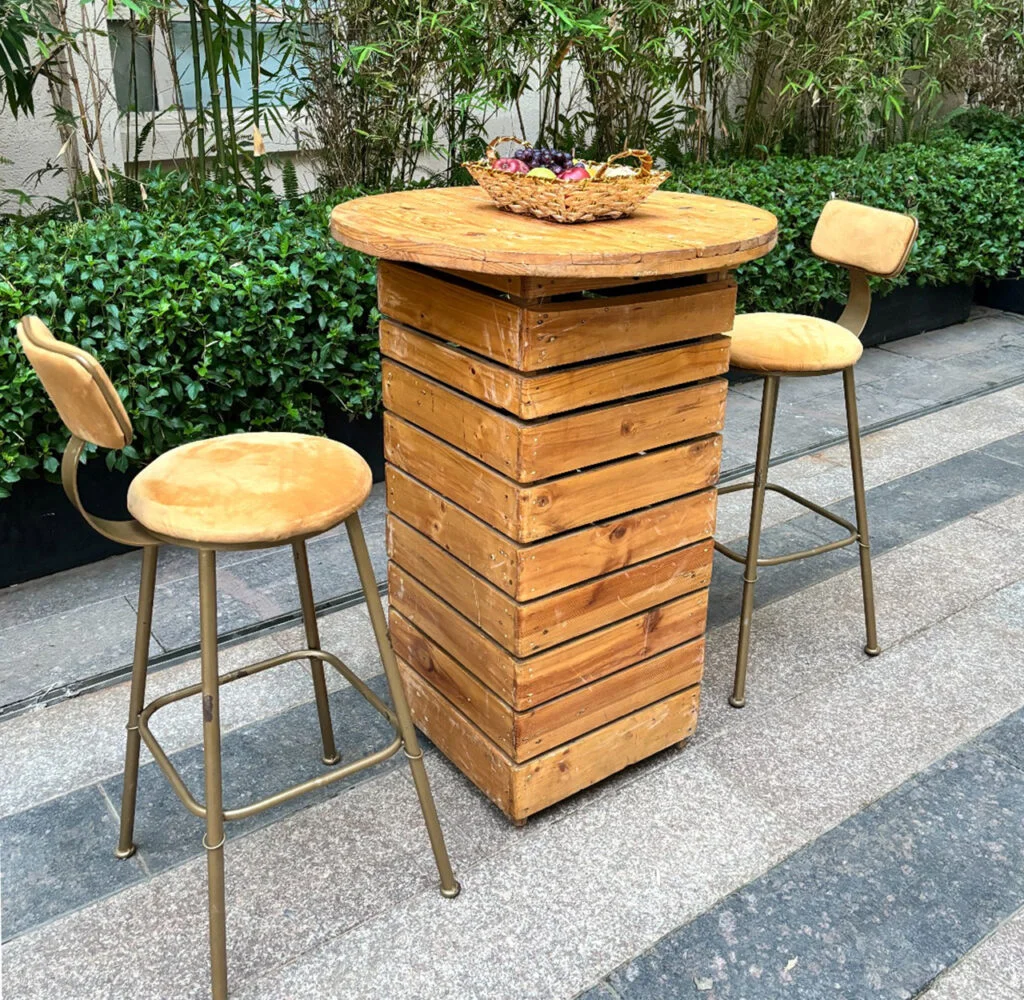 Wooden Pallet cocktail table Setup